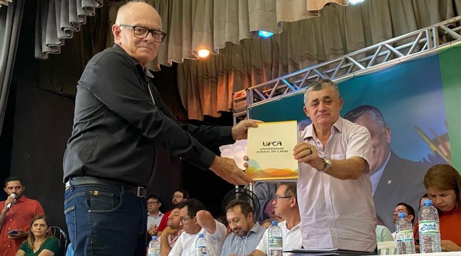 Em evento sobre o Cariri, UFCA entrega propostas de projetos que contribuirão para o desenvolvimento da região