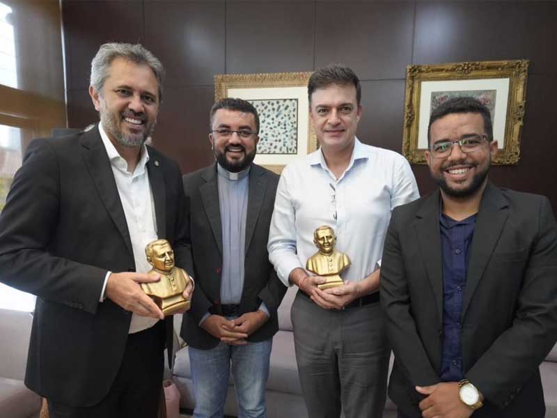 Governador Elmano se reúne com Pastoral de Romarias de Juazeiro do Norte, após articulação de Fernando Santana