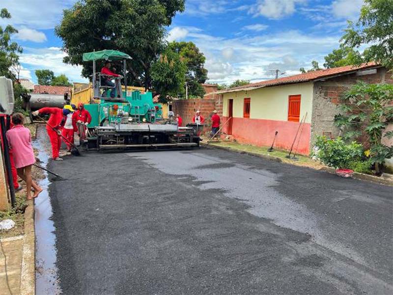 Prefeitura realiza asfaltamento de ruas na Vila Lobo, através do Caminhos do Crato II