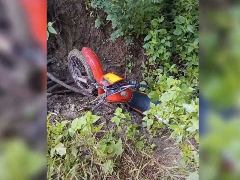 Vídeo: motociclista é “engolido” por buraco e população cobra Prefeitura, em Santana do Cariri