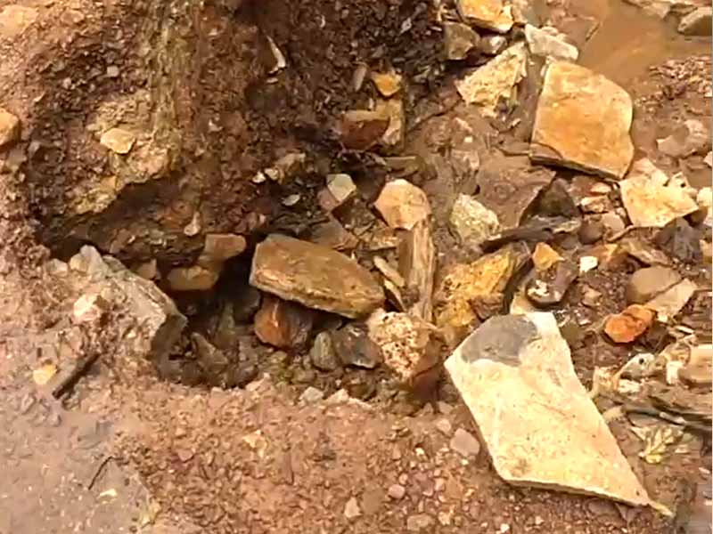 Moradores reclamam de cratera em estrada na zona rural de Santana do Cariri