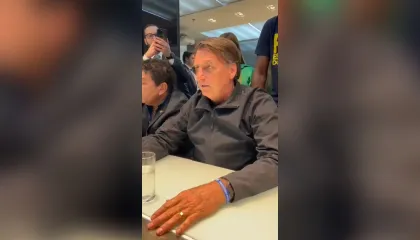 Bolsonaro reclama de falta de carros blindados ao retornar para o Brasil