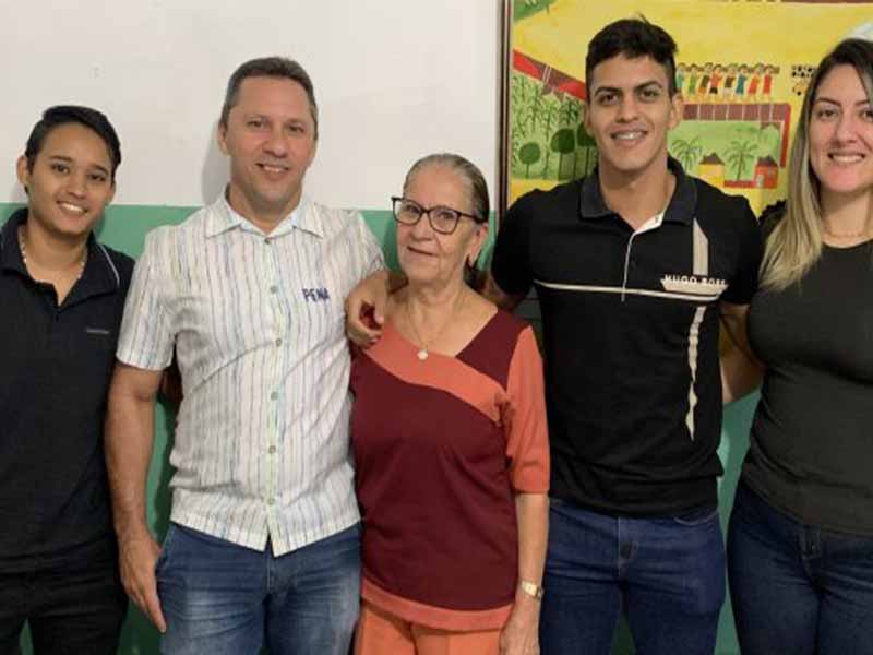 Servidora é homenageada por mais de 33 anos de serviços prestados