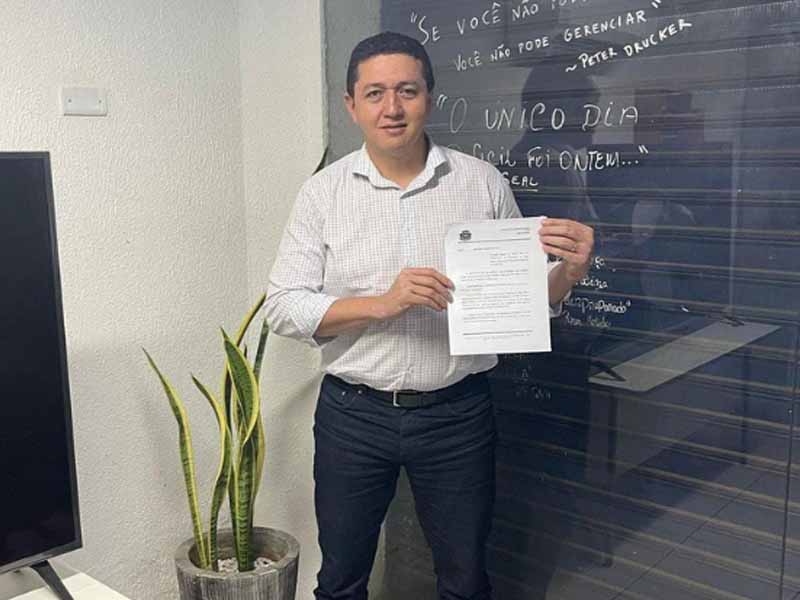 Gledson Bezerra sanciona reajuste ao salário base dos professores