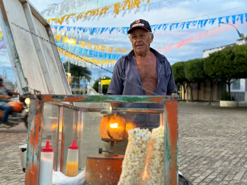 Juazeiro do Norte: Aposentado “ganha a vida” vendendo pipoca no calçadão da Basílica