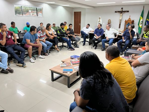 Prefeito do Crato se reúne com representantes da Associação do Transporte Alternativo