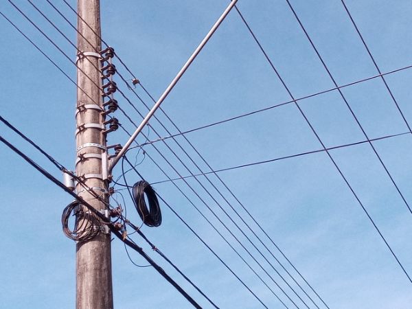 Amaju vai punir empresas por fios soltos nos postes de Juazeiro do Norte