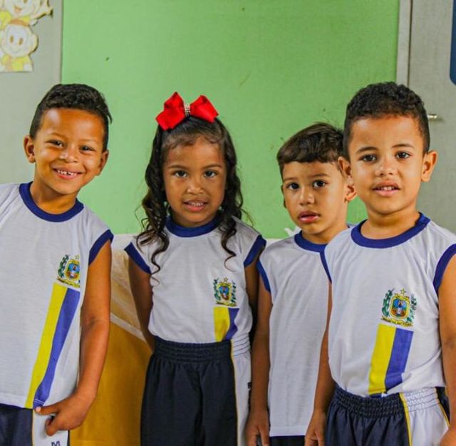Alunos da rede municipal de Missão Velha recebem uniformes escolares