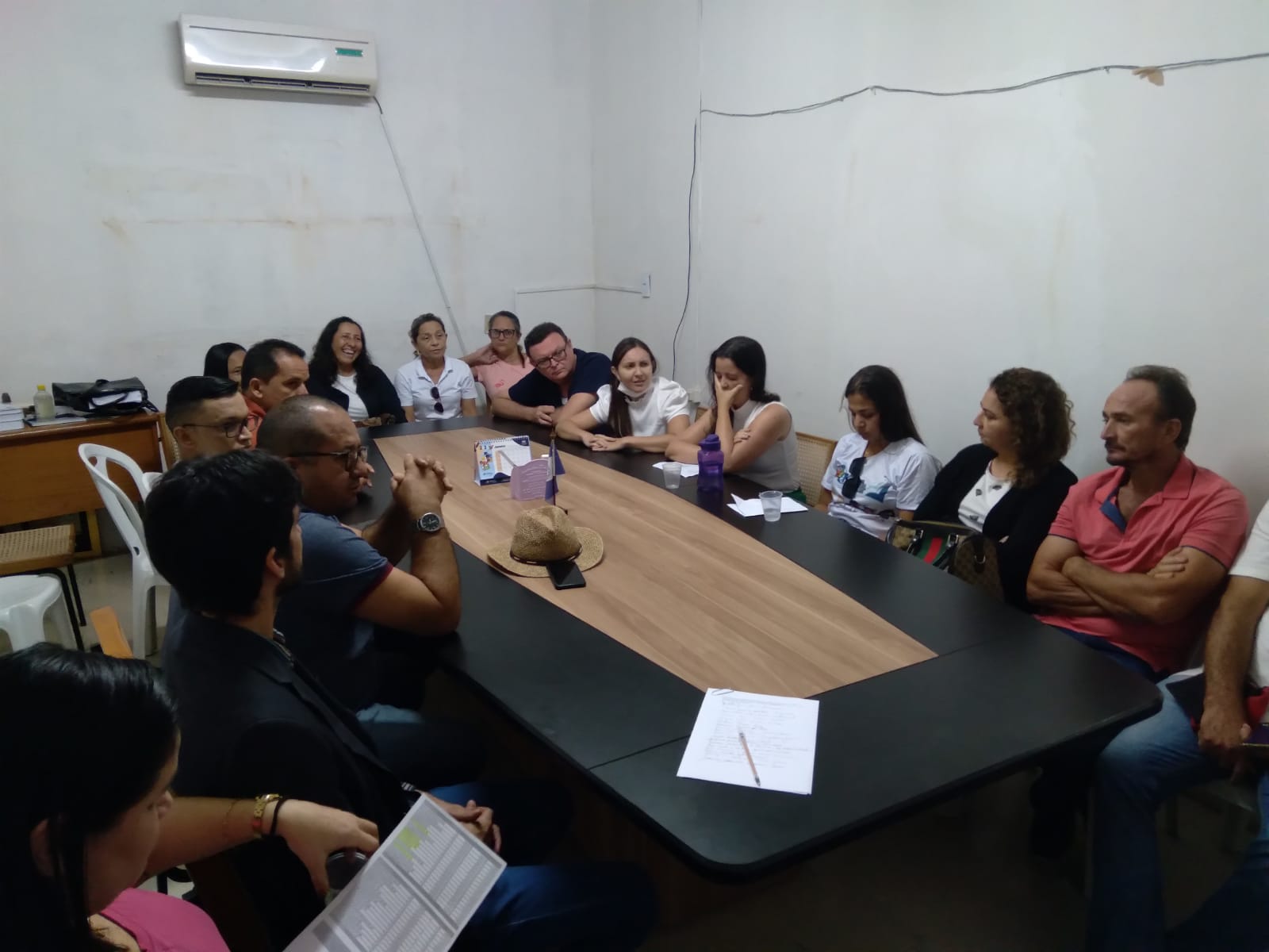 Sem reajuste em mais de 15 categorias, servidores pressionam prefeito por valorização salarial em Altaneira