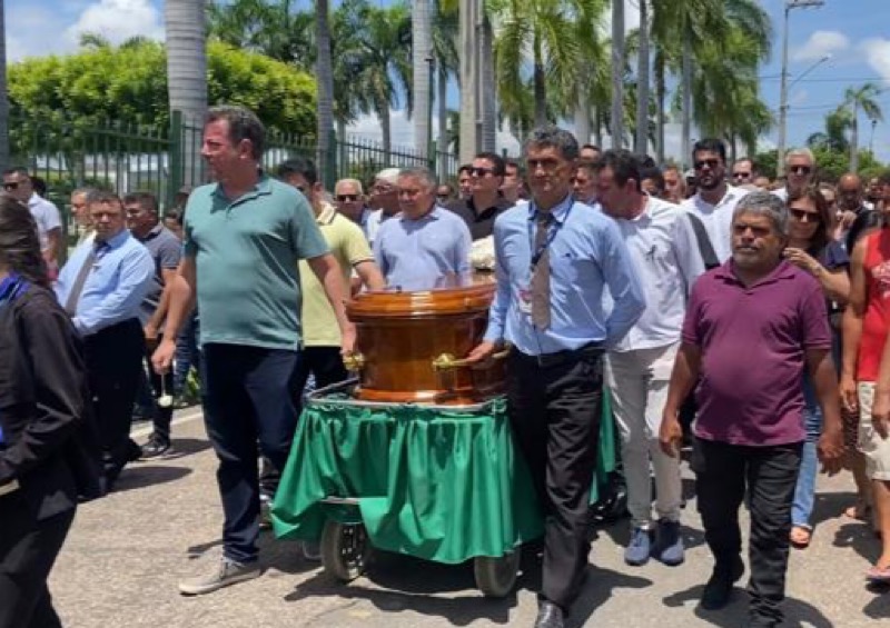 Sob forte comoção, Yanny Brena é sepultada em Juazeiro do Norte