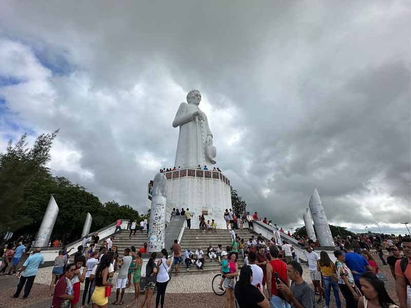 Católicos sobem ladeiras do Horto na tradicional Via Sacra, em Juazeiro do Norte