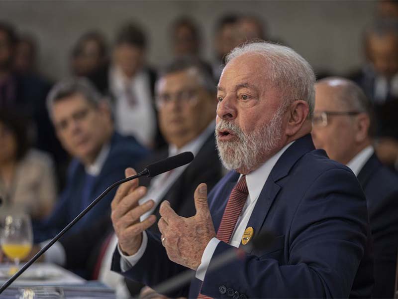 “Não vamos transformar escolas em prisão”, diz Lula