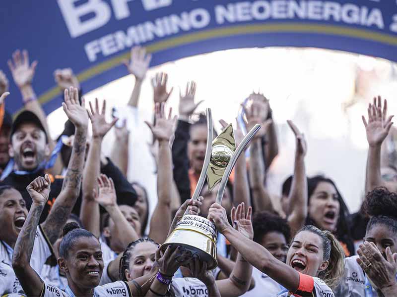 Jogadoras do Corinthians reprovam contratação de Cuca em rede social