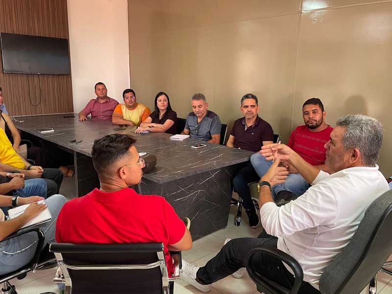 Farias Brito: Prefeito Deda reúne membros do governo para traçar plano de trabalho sobre crise de enchentes e segurança nas escolas