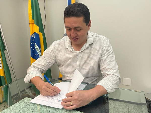Prefeito assina decreto para criação da carteirinha de identificação da pessoa com espectro autista