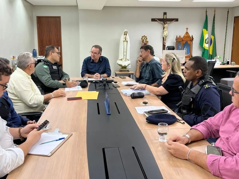 Crato: Zé Ailton discute com secretários e forças segurança plano emergencial de monitoramento das escolas