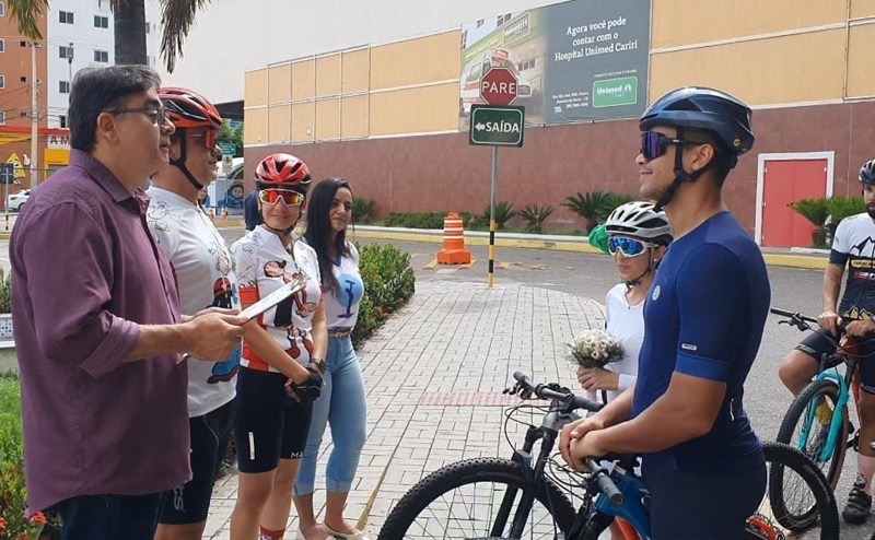 Casal de ciclistas se casa em cerimônia temática realizada no cartório do Cariri Shopping