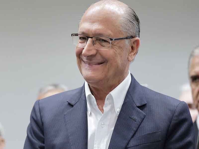 Alckmin anuncia desconto em impostos para carros de até R$ 120 mil