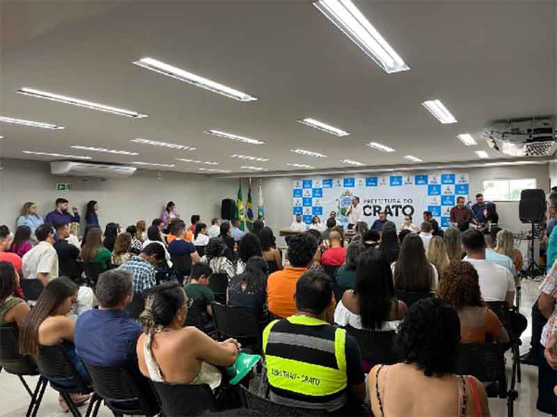 Prefeito do Crato dá posse a aprovados no concurso público municipal