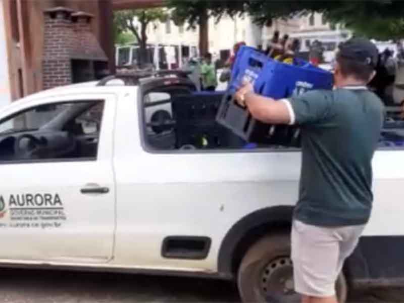 Carro da Prefeitura de Aurora flagrado entregando bebidas; prefeito inaugura praça