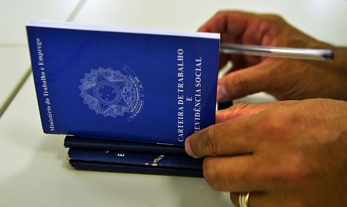 Empregos com carteira assinada fecham 2024 com volume recorde
