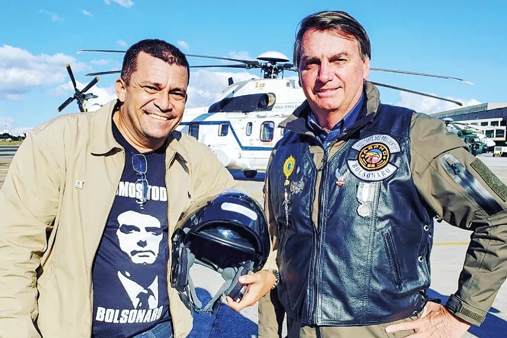 PF faz buscas na casa de Bolsonaro e prende ex-ajudante Mauro Cid em operação contra dados falsos de vacina