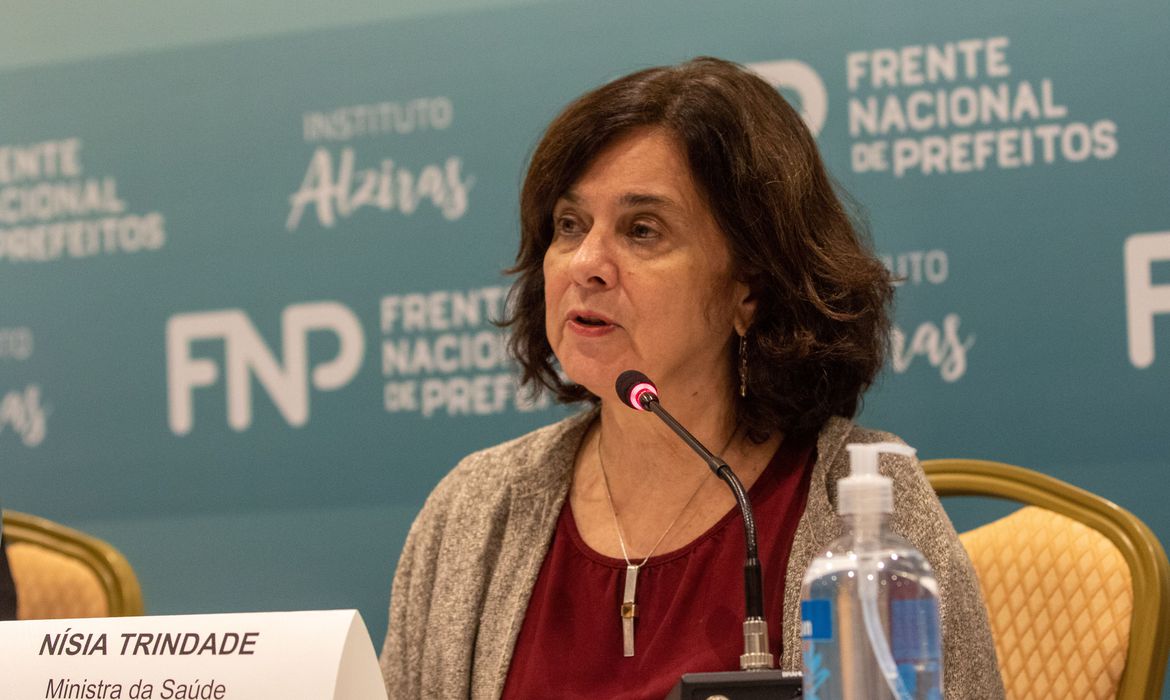 “É hora de intensificar a vacinação”, diz ministra da Saúde