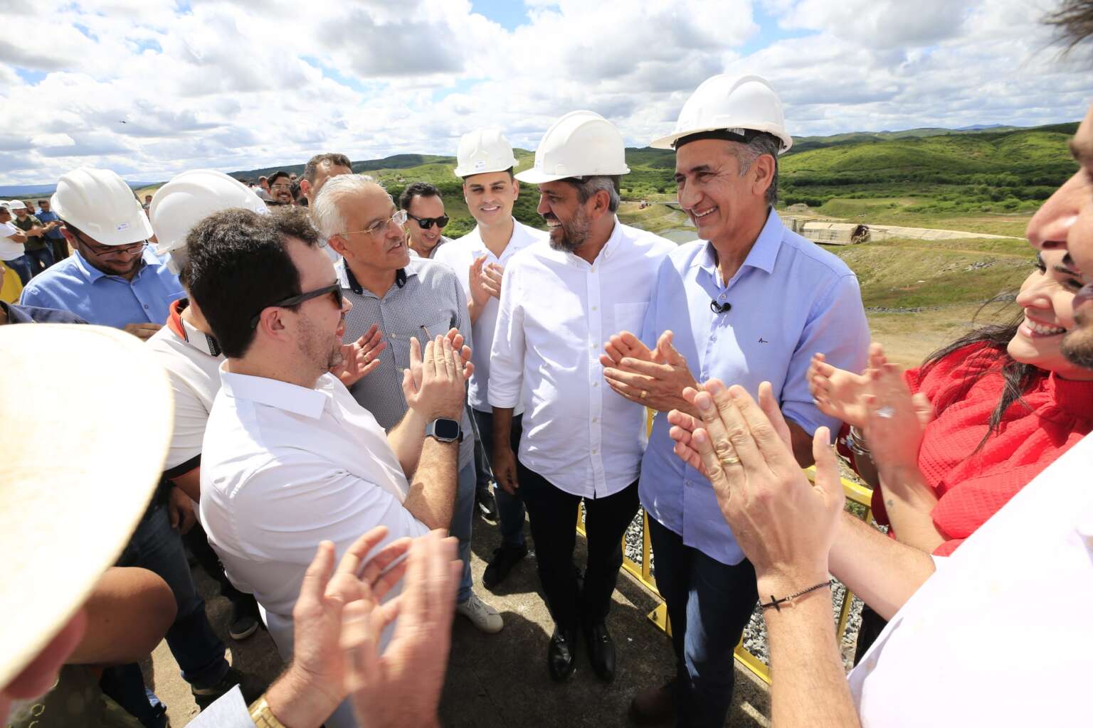 Governador Elmano de Freitas e ministro Waldez Góes vistoriam barragem de Jati