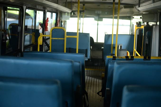 Após ameaça de greve, prefeitura de Araripe paga salários de motoristas do transporte escolar