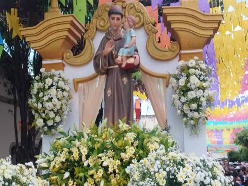 Barbalha encerra festejos de Santo Antônio com procissão e show de padre Fábio de Melo