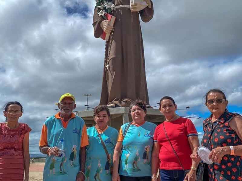 Grupo de idosos de Farias Brito faz passeio turístico por Barbalha e conhece estátua de Santo Antônio