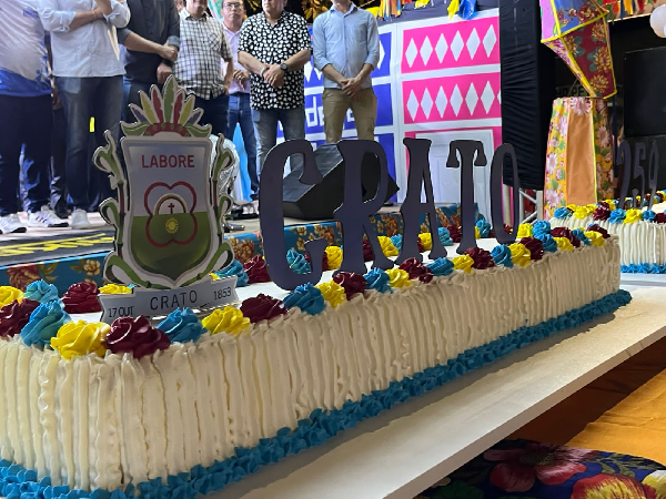 Cratenses comemoraram aniversário da cidade com bolo gigante