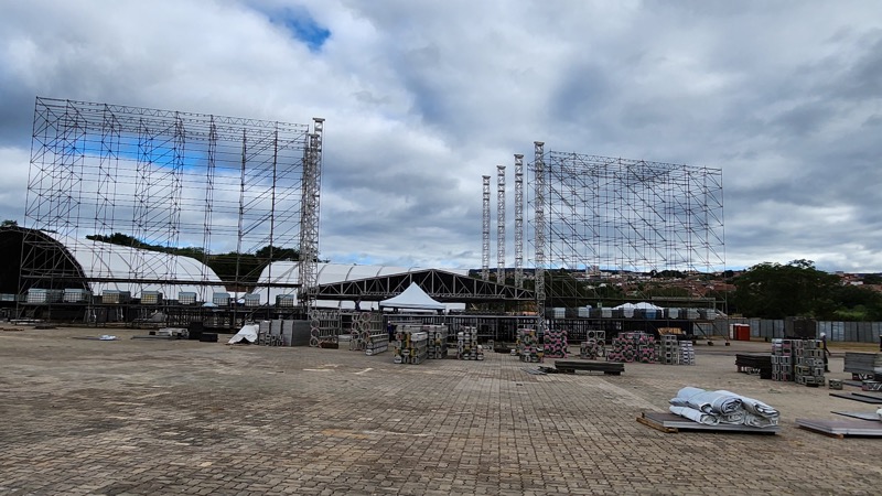 Megaestrutura do festival expocrato já dá sinal que o evento se aproxima