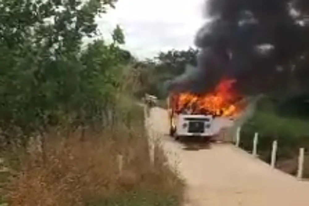 Carro de transporte escolar pega fogo no interior do Ceará
