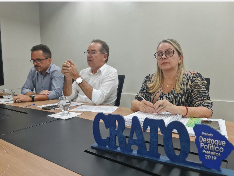 Prefeito do Crato anuncia aumento de 14,5% para professores temporários, 13º este ano e destaca avanços na educação