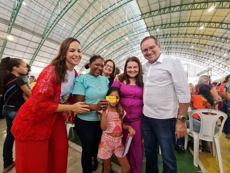Crato: Prefeito Zé Ailton e primeira-dama do Ceará, Lia Freitas, entregam cartões do Ceará sem Fome