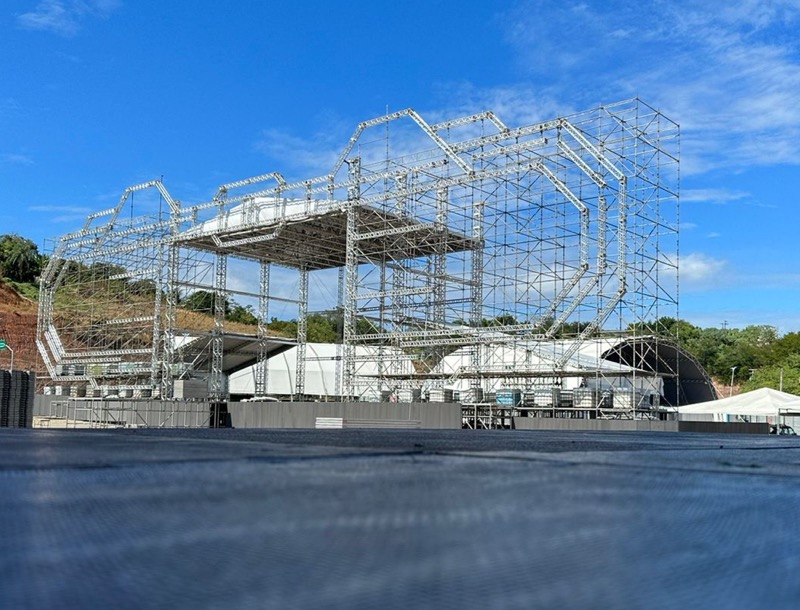 Veja a montagem do mega palco para o Festival Expocrato 2023; estrutura suporta até 100 toneladas