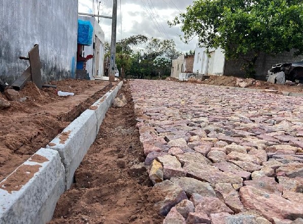 Prefeitura pavimenta ruas em bairros e distritos, através do Caminhos do Crato II