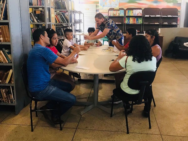 Oficina de Artes em Papel estimula a criatividade na Biblioteca Central do Crato