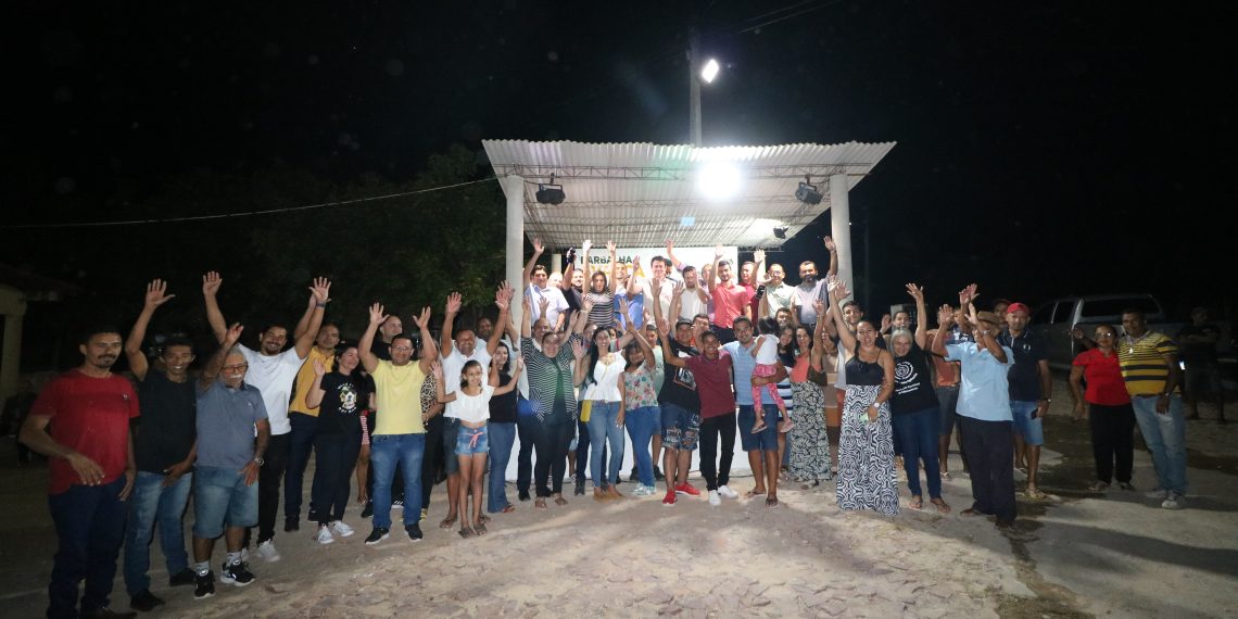 Prefeito Guilherme Saraiva comemora a entrega das obras de calçamento no Sítio Tabocas, proporcionando mobilidade e desenvolvimento
