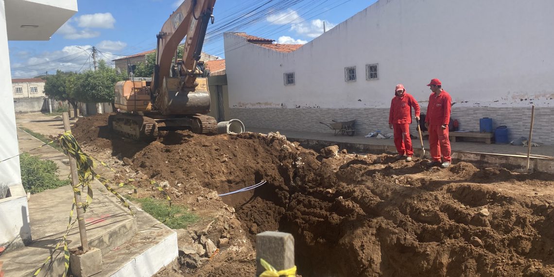Barbalha: Seinfra realiza obras de drenagem e pavimentação na Rua Minerva Dias