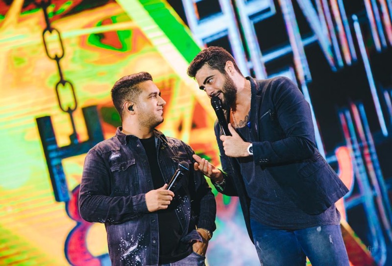 Henrique e Juliano comandam “sextou” no Festival Expocrato diante de multidão agitada