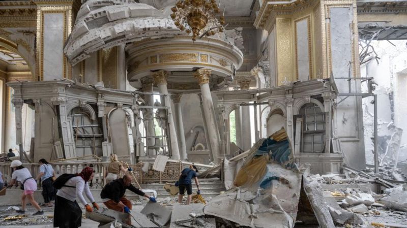Ataques russos em Odessa destroem histórica catedral ortodoxa