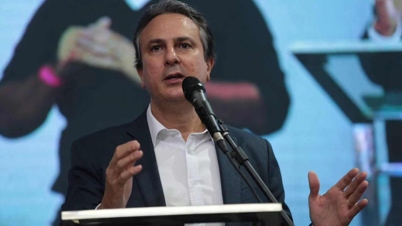 Camilo Santana diz que não haverá fechamento de escolas cívico-militares: ‘política de transição’