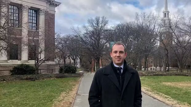 Ex-aluno de universidade pública, brasileiro se torna diretor em Harvard