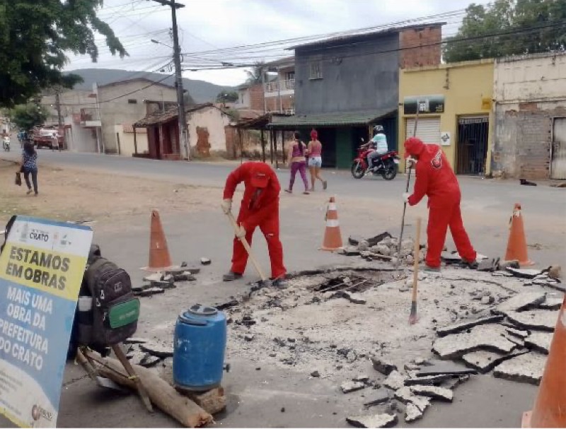 Força-tarefa atua para requalificar pavimento de vias públicas no Crato