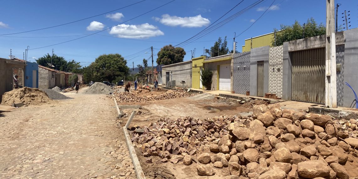 Barbalha: obra de pavimentação em pedra tosca na Mata dos Limas alcança os 40% de execução