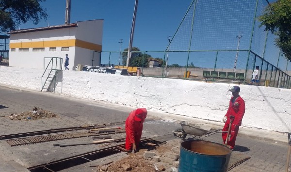 Seinfra realiza manutenção viária em bairros e distrito do Crato