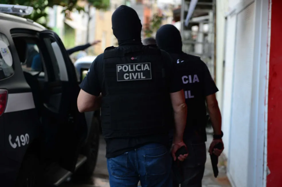 Homem se passa por mulher, alicia adolescente com promessa de trabalho e é preso ao marcar encontro com a vítima