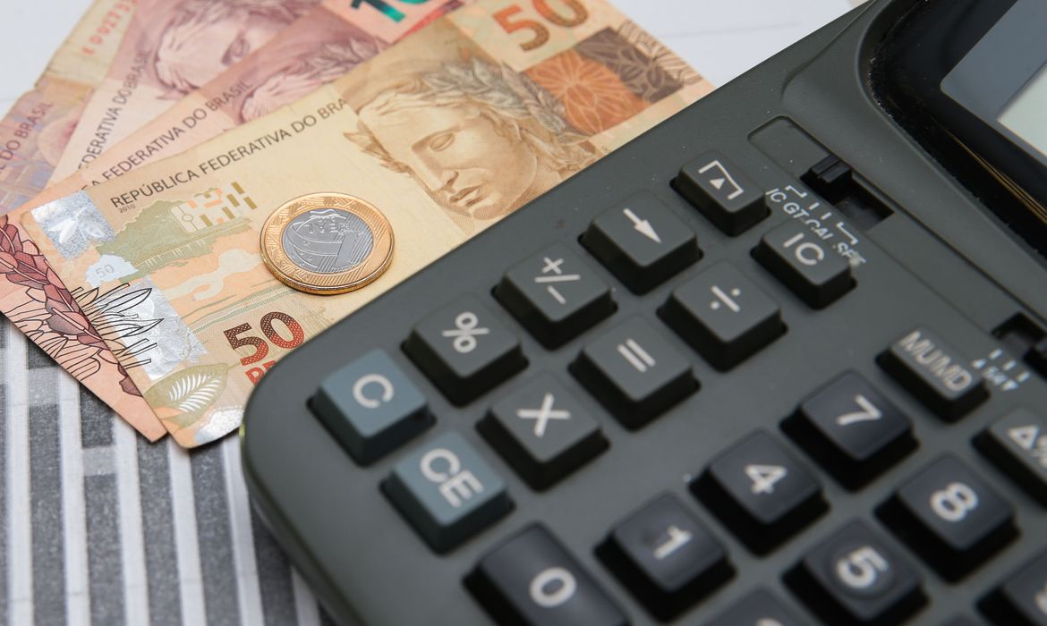 Economia: ano fecha com alta do PIB, emprego recorde e juros altos